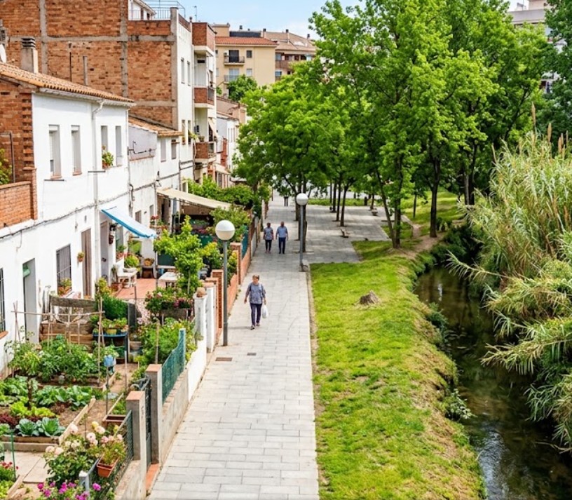 Vistas de las calles peatonales, casas bajas y el entorno del Rec Condal en Vallbona, Barcelona